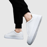 Vajk sneaker viselet közben