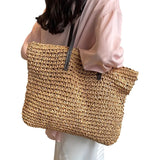 Dorka fonott szalmatáska – viselet közben