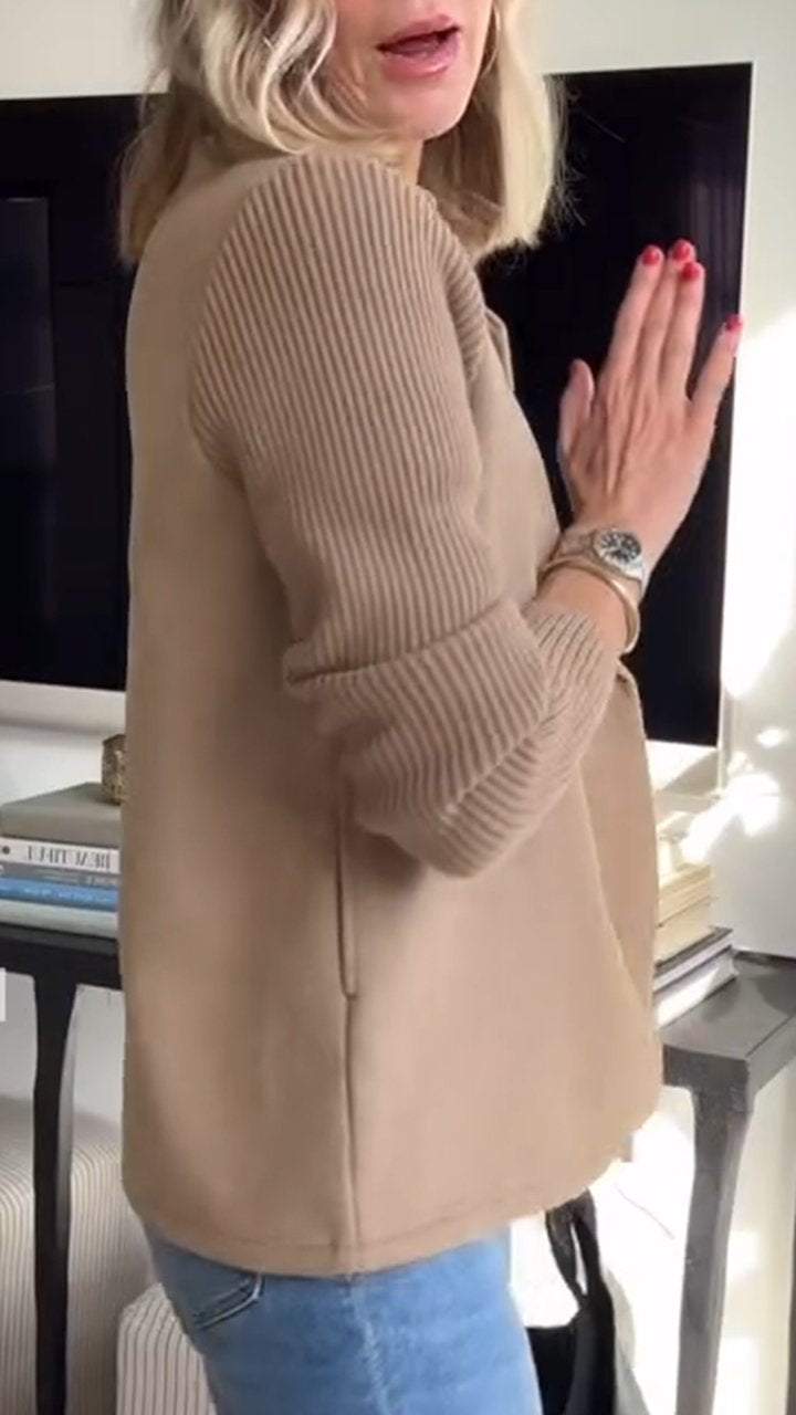 Barbi – elegáns kötött ujjú blézer, közelről
