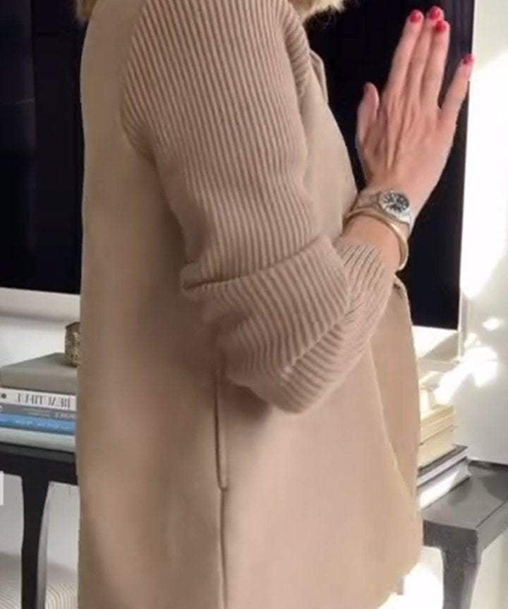 Barbi – elegáns kötött ujjú blézer, közelről