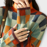 Réka patchwork mintás garbónyakú pulóver – viselet közben