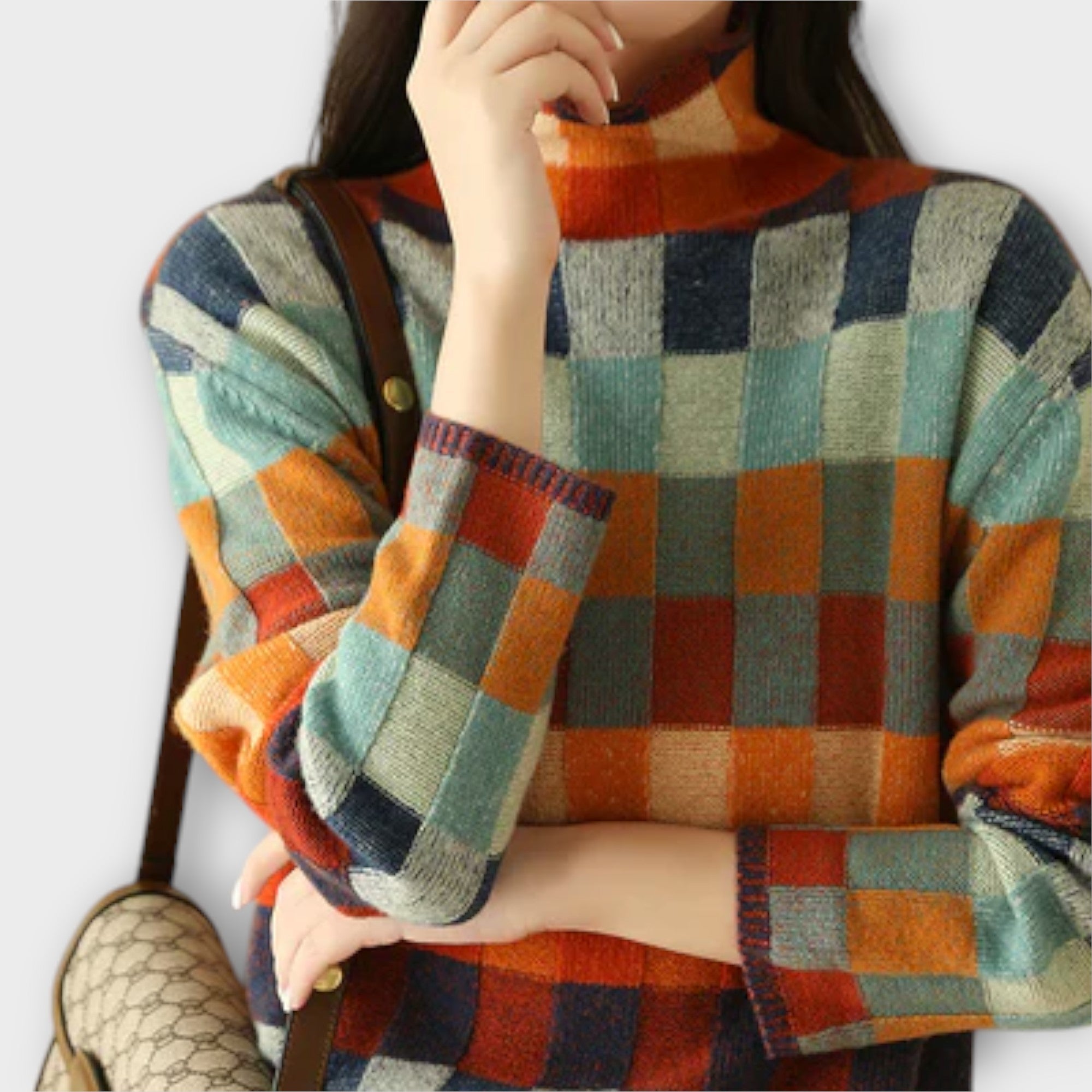 Réka patchwork mintás garbónyakú pulóver – közelről
