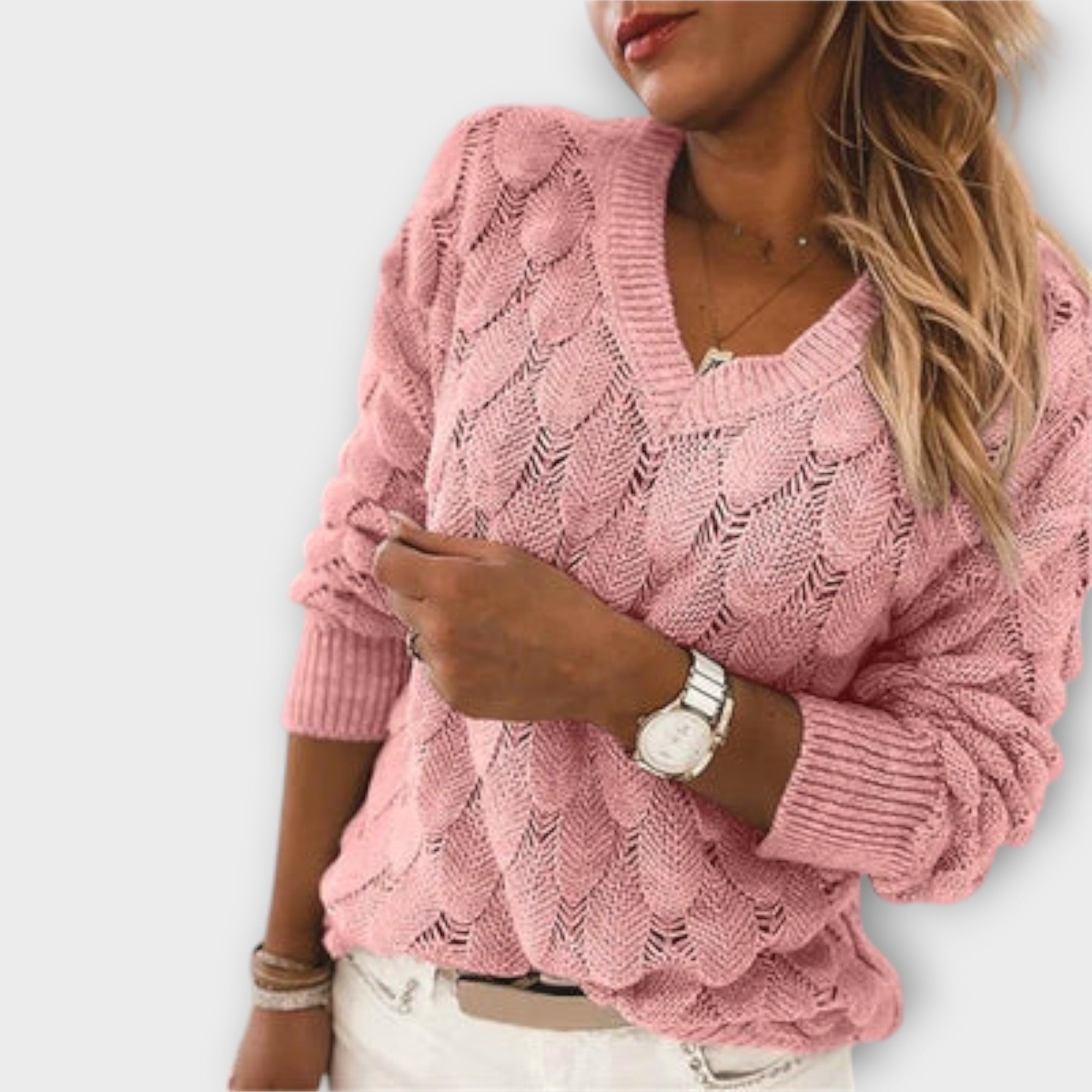 Sára V-nyakú pulóver – viselet közben